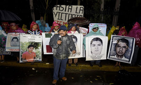 Los padres de 43 normalistas celebraron Nochebuena en manifestaciones